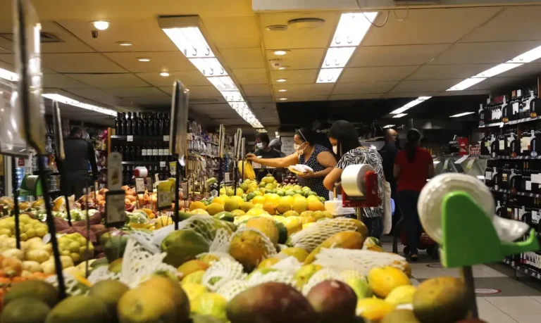 Crescimento Baixo e Inflação Alta: O Cenário Econômico Brasileiro